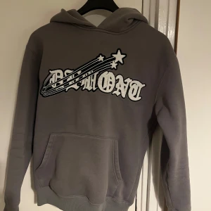 DEMONT - Säljer nu min DEMONT hoodie då den inte kommer till användning längre, lite urtvättad men inget man märker på utsidan, nypris ligger runt 900