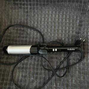 BaByliss locktång 32mm - BaByliss locktång för att få stora ”blow out lockar”. Perfekt för alla hårlängder och hårtyper. Cylinder: 32mm, Använd men i bra skick Inga konstigheter, den funkar som den ska!