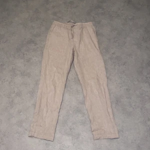 Beige linnebyxor använda en gång - Beige linnebyxor från Cubus. Bara använt dem en gång men dem var lite för små så därför säljer jag.                Nypris 500kr