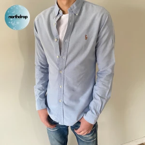 Ljusblå Ralph Lauren Skjorta - Ljusblå Ralph Lauren skjorta i nyskick, skriv vid minsta fundering! Kan tyvärr inte sänka priset då jag funderar på att behålla skjortan.