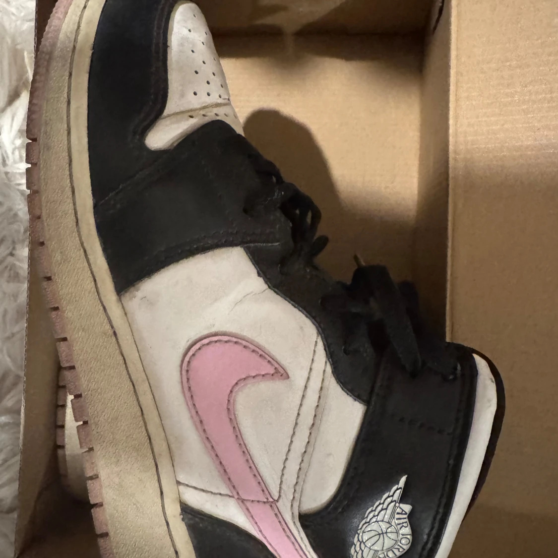 Nike Air Jordans med rosa detaljer - 1