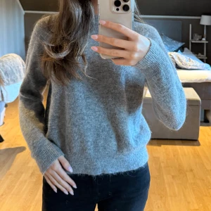 Grå stickad tröja  - Bekväm grå stickad tröja från Zara. Kommer inte till användning längre, skriv vid frågor❤️ Står s på lappen men jag skulle säga att den passar som en Xs🥰
