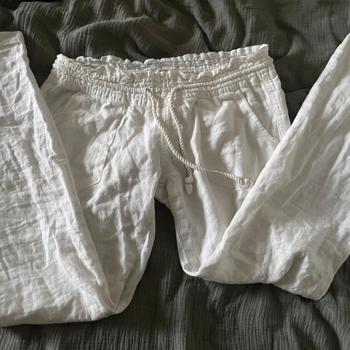 Vita linnebyxor med snörning - 3