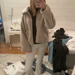 teddyjacka - Mysig beige teddyjacka med dragkedja framtill och två stora fickor. 