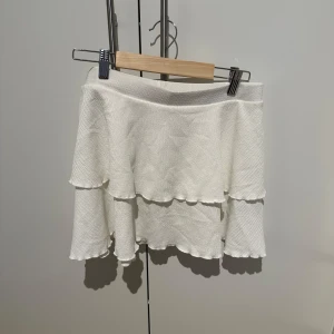 Vit volangkjol - Jätte cute vit volang kjol perfekt till sommaren, stl m men passar S om man har den low waist