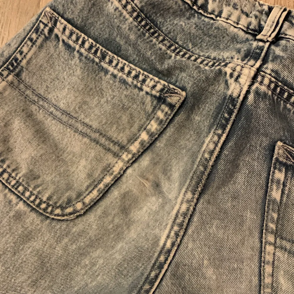 Säljer ett par snygga blå jeans från Tommy Hilfiger. De har en klassisk femficksdesign och en dragkedja framtill. Perfekta för en avslappnad stil med en touch av vintage. Jeansen har en slitning där bak, men den syns inte när man har dem på.. Farkut & Housut.