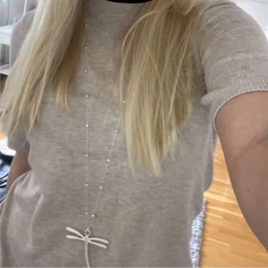 Beige stickadtröja  - Säljer en stilren beige tröja med korta ärmar. Perfekt för en avslappnad look. Tröjan har en mjuk och bekväm passform.
