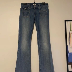 Blå bootcut jeans från ONLY - Snygga blå bootcut jeans från ONLY, säljer då dom tyvärr är lite stora på mig men annars så sjukt snygga! Köpte på Vinted man aldrig använda av mig pga av att dom inte passar, men passar mig perfekt i längden som är 167/168 för referens!🤩💘