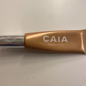 CAIA Bronzed Beach - Snygg bronzer från CAIA i nyansen Bronzed Beach. Perfekt för att ge ansiktet en solkysst look. Kommer i en praktisk tub med silverfärgat lock.