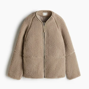 Beige teddyjacka med dragkedja - Mysig beige teddyjacka med dragkedja framtill. Jackan har en oversized passform och långa ärmar