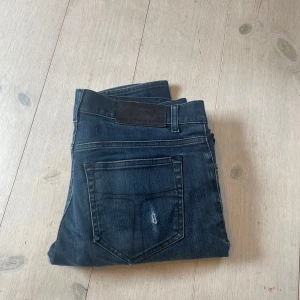 Tiger of sweden jeans slitningar  - Säljer dessa sällsynta Tiger of Sweden jeans storlek; 29/32 skicket är bra med skit feta slitningar. Nypris runt 1000 mitt pris 399