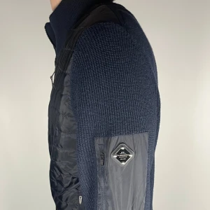 J.Lindeberg cardigan - En riktig snygg och trendig J.Lindeberg cardigan i storlek L. Cardiganen är i ett väldigt bra skick då den använts sparsamt. Tveka inte att höra av dig vid minsta lilla fundering! 