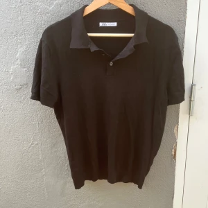 Zara piké  - Säljer en otroligt skön Zara piké i svart färg. Den är i ett mjukt och skönt material och passar perfekt nu till vår och sommar. Den är i bra skick och storlek S. Säljs för 250:-