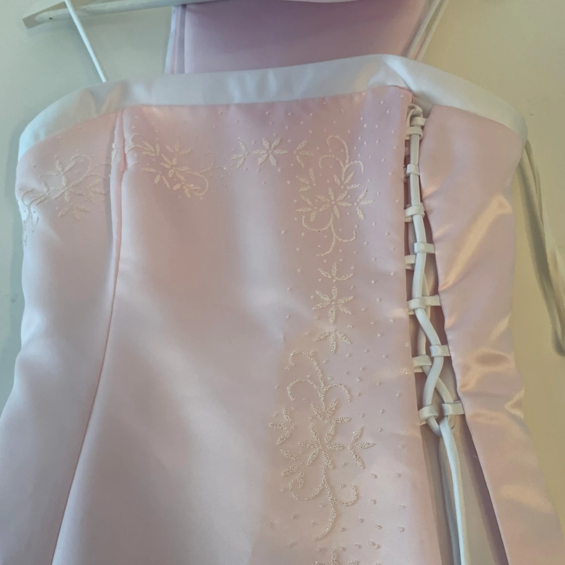 Ljusrosa balklänning med pärldetaljer - 1