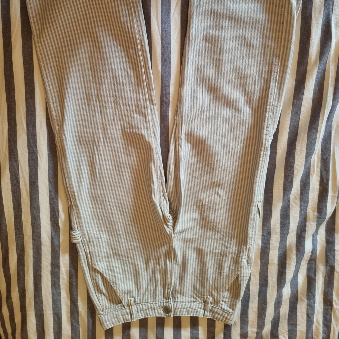 Randiga cargobyxor från H&M - 1