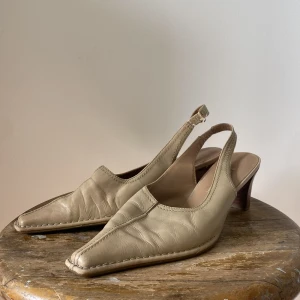 Beigea pumps - I okej skick. Ena elastiska banden är lite slitet men sitter fortfarande fast! 