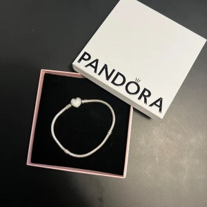 berlock armband från pandora - Ett berlock armband från pandora sök på hemsidan ”Moments glittrande ormkedjearmband med   hjärtformat lås” nypris 899kr 20cm välskött och inga synliga tecken på användning