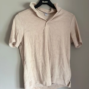Beige kortärmad tröja från Amisu - Som frotté material. Använd ett fåtal gånger. 