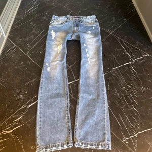 Ljusblå lågmidjade jeans med slitningar - Sååå himla snygga och coola Lågmidjade jeans säljer eftersom dem inte passar därför har jag ingen bild på! 💓💓💓Midjemått: 37 cm Innebenslängd: 78 cm