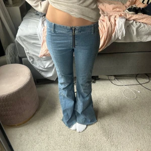 Blå bootcut jeans - Säljer ett par snygga blå bootcut jeans med dragkedja fram❣️