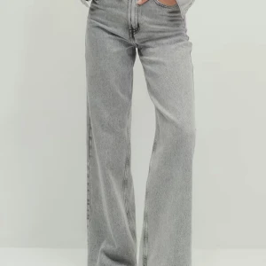 Grå baggy jeans  - Snygga baggy grå jeans med hög midja och vida ben. Perfekta för en avslappnad stil.