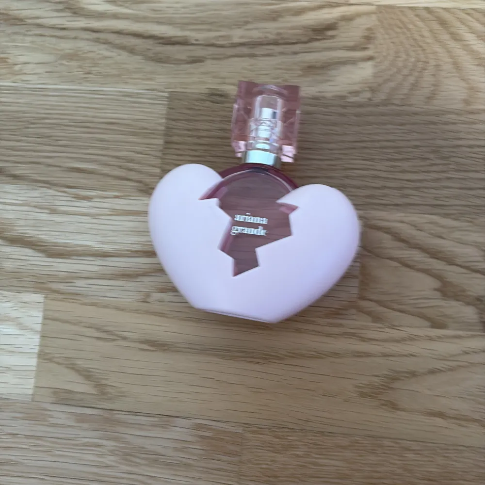 Charmig parfym från Ariana Grande i en unik hjärtformad flaska med rosa detaljer. Flaskan har en avtagbar rosa hylsa och en fyrkantig, genomskinlig kork. Perfekt för den som älskar söta och romantiska dofter.. Perfume.