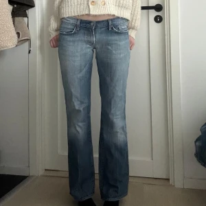 Blå lågmidjade jeans - Ass snygga jeans med najs wash, från 7 all mankind 