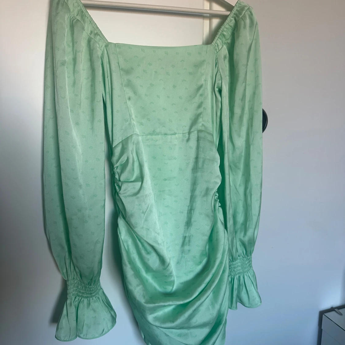 Mintgrön klänning med långa ärmar - 3