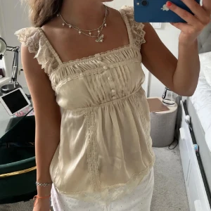 Satintopp - Så himla fin satintopp som passar till alla tillfällen! Köpt på plick men kom inte till användning för mig tyvärr❤️Stl M