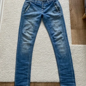 Dondup konor jeans  - Riktigt snygga Dondup jeans i skinny fit storklek w31 ny pris ca 3600kr helt nya utan prislappen 