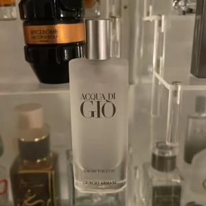 Acqua di Giò Eau de Toilette - Säljer en klassisk Acqua di Giò Eau de Toilette från Giorgio Armani. Flaskan är frostad med en stilren design och har en silverfärgad spraytopp. Perfekt för den som söker en fräsch och tidlös doft. Använt ca tio till 15 spray🤩🤩🤩