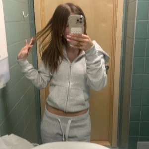 Intressekoll Russe merch sett - Intressekoll på mitt sett från russe merch, både tröjan och byxorna är i XXS och längden är i regular och passar mig som är 155 perfekt i längden. De ser helt nya ut förutom lite slitning på dragkedjan!!