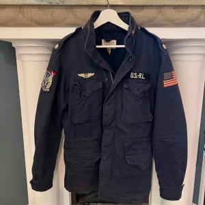 Ralph Lauren field jacket - Ralph Lauren jacka storlek s men fits S-M. Bra skick men använd. Tror nypris ligger runt 5k men är svår att få tag på. 