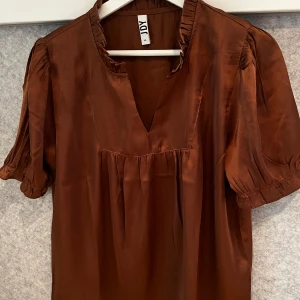 Blus  - Mycket fin blus med kort puffärm från JDY. 