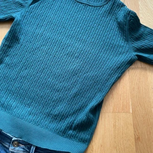 Grön stickad tröja från John Henric - Säljer en stilren grön stickad tröja från John Henric. Tröjan har ett diskret ribbat mönster och långa ärmar. Perfekt nu i vår. Modellen är L men passar även M, hör av er vid frågor 🤩