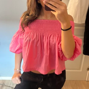 Off shoulder topp - Super fin rosa off shoulder topp från Zara, aldrig använd med prislapp kvar 
