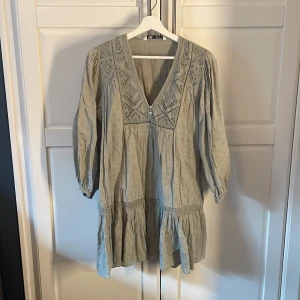 Zara klänning - Så fin Zara klänning bra skick kan strykas lite haha🩷