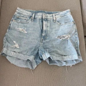 Jeansshorts  - Jeansshorts från HM. Nypris 289kr. Köparen står för frakten. Pris kan diskuteras vid snabb affär!