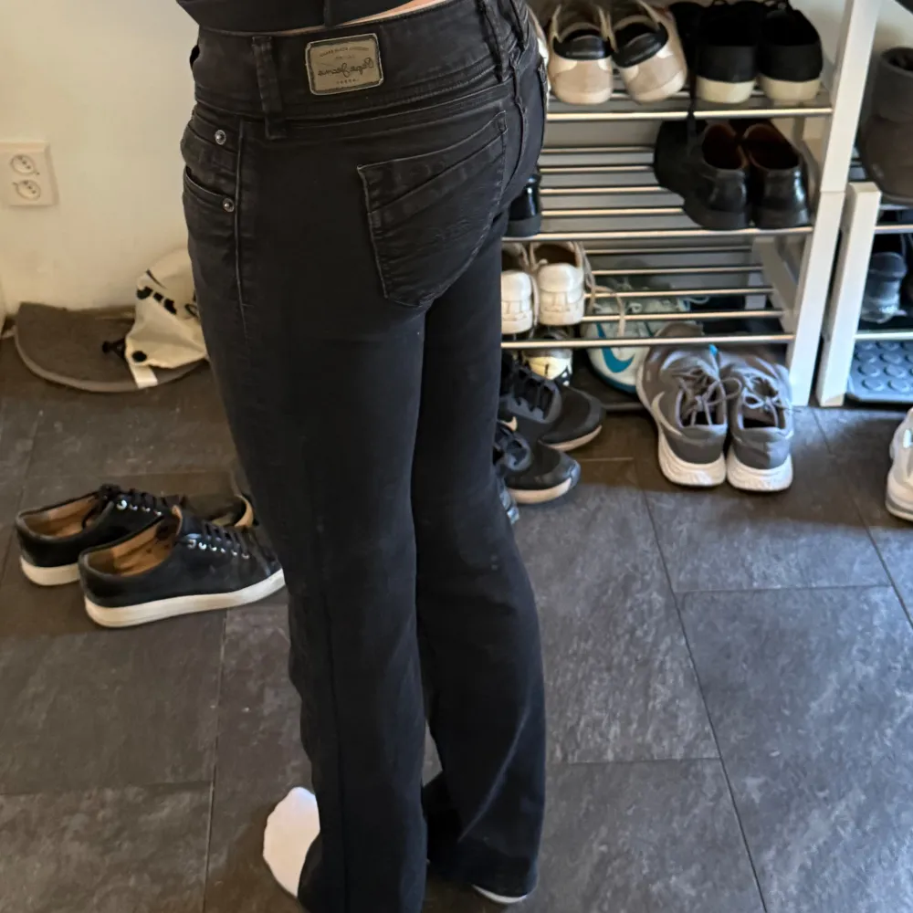 Svarta lågmidjade bootcut jeans från pepe jeans , midjemått 36 o innerbenslängden 82. Farkut & Housut.