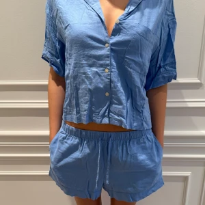 Blått pyjamas sett från Oysho - Säljer detta blåa pyjamas sett från oysho. Jätteskönt material och det är i bra skick. Shortsen är i storlek xs och överdelen är i storlek s.