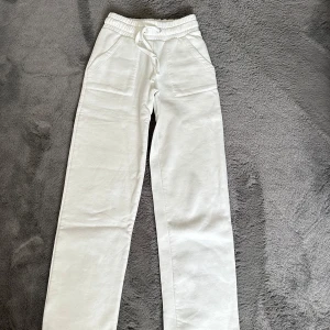 Mjukisbyxor  - Vita mjukisbyxor från lager 157, använda fåtal gånger då de tyvärr är för korta för mig!