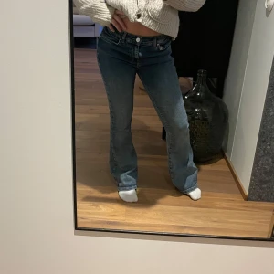 Blå bootcut jeans, low flare waist - Säljer dessa halvlåga (du kan även vika ner kanten) bootcut jeans. Jeansen har storlek XS/30. De är tillverkade i ett denimtyg som gör en snygg vinted färg.