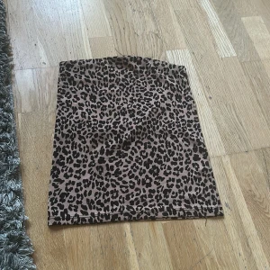 Leopard top🐆 - Den passar jättebra och den e jätte fin på. Bra material.