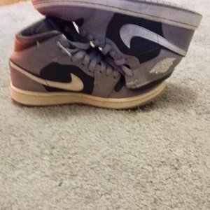 Jordans gråa gul sula - Ett par frecha jordans som jag andvände ett tag föra året men blev för små. Bra sckick 