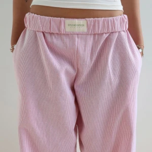 Rosa byxor från Studio Seven - Snygga rosa byxor från Studio Seven med elastisk midja. Perfekt som pyjamas eller vanliga mer avslappnade byxor! 
