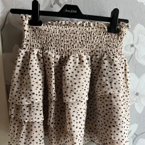 Kort kjol - Jättefin kjol som aldrig är använd, barnstorlek men passar xs/s, skriv för fler frågor💗