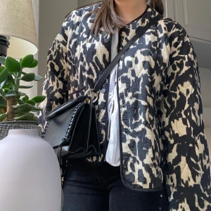 Vår jacka  - Intressekoll. En lite tunnare mönstrad vårjacka från zara i storlek xs. Den passar även en xs/s. Den är använd fåtal gånger, inga defekter. Köparen står för frakten, inga returer. 🫶🏽