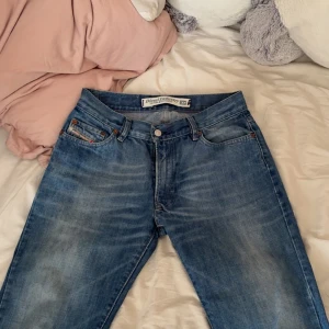 Blå jeans från Diesel(pris går diskutera) - Säljer ett par klassiska blå jeans från Diesel. De har en normal passform och är tillverkade i denim. Perfekta för en avslappnad stil. Säljer då dom ej passar mig 