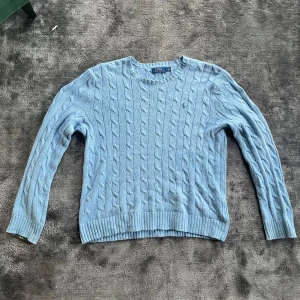 Ralph Lauren tröja - Säljer fin Ralph lauren cable knit tröja i storlek M. Sjukt snygg men lite urtvättad. Perfekt för sommar/våren. Killen på bild är 175 74kg