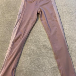 Rosa leggings - Snygga rosa leggings i ett stretchigt material. Perfekta för träning eller en avslappnad dag. De har en tight passform och är designade för att sitta bekvämt hela dagen.
